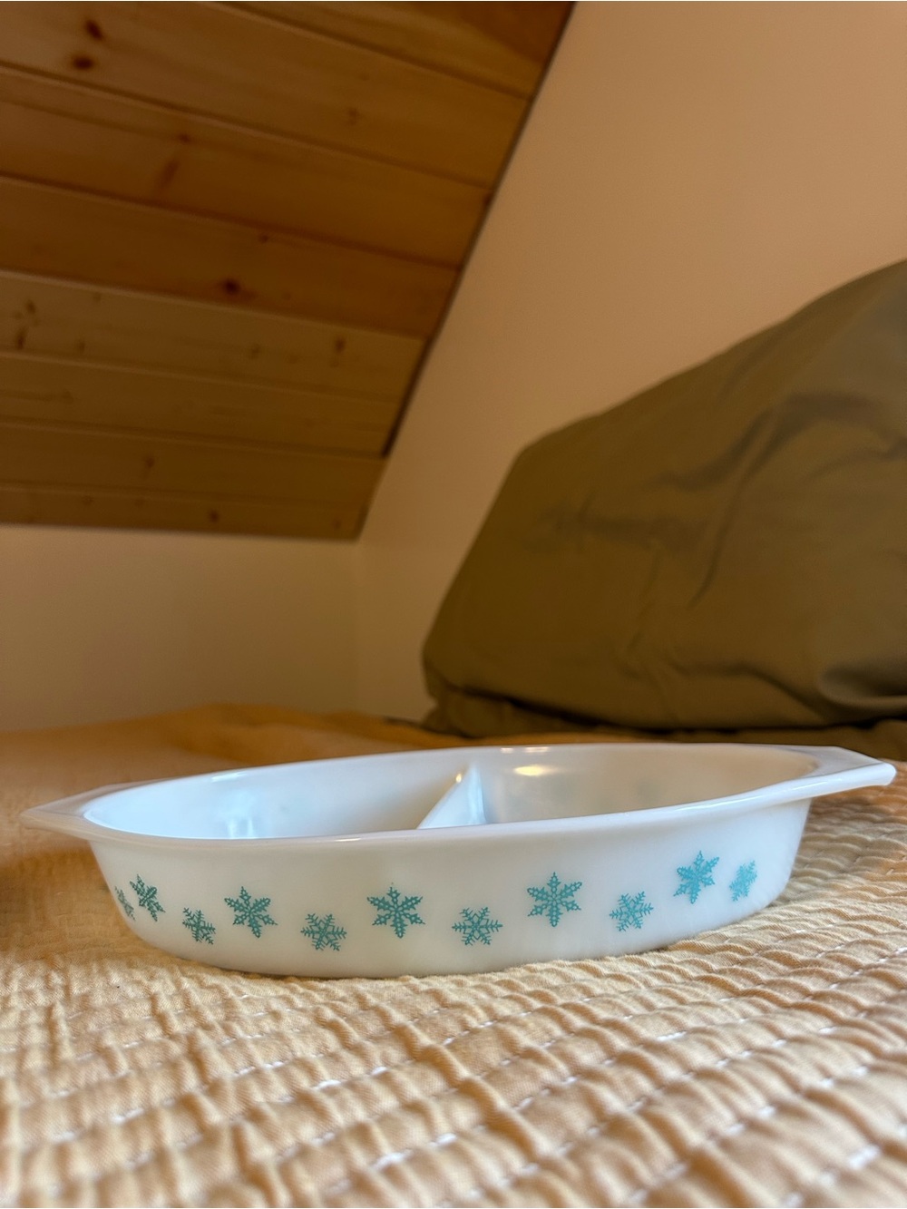 Vintage 1950s/60s Pyrex White Divided Serving Dish with Teal Snowflakes